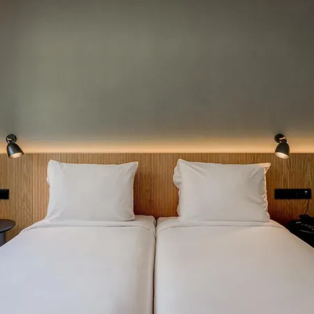 Acta The Clover Отель 4*